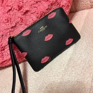 NEW Coach Corner Zip Wristlet  Black/LM Multi LIPS PRINT